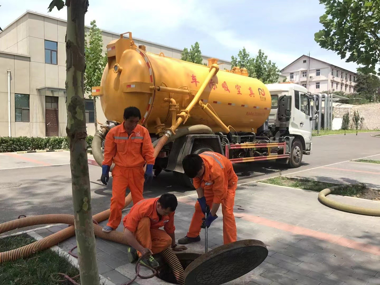 云和管道疏通车停在窨井附近