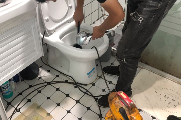 云和马桶堵塞自己疏通还是找师傅？专业上门服务让你省时更省心